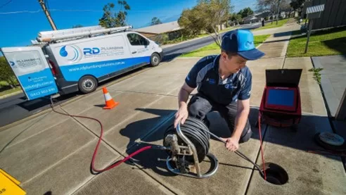 professional plumber unblocking pipes